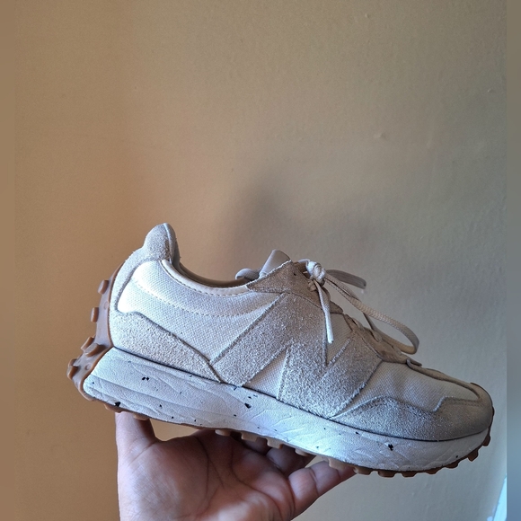 NEW BALANCE  The Intelligent Choice 327 For Womens Sz. 8.5 - Picture 2 of 9